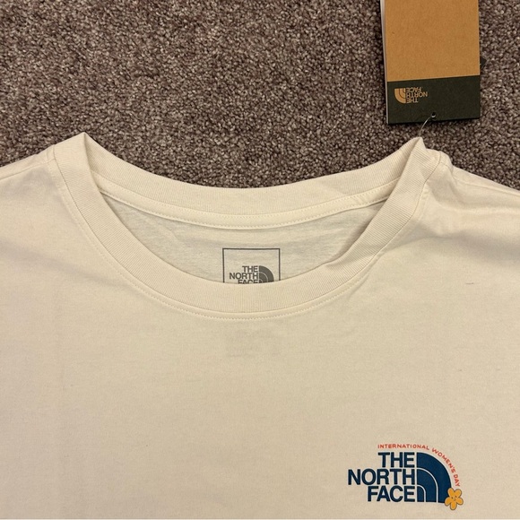 The North Face Women's White Tee Plus Size 2X Short Sleeves Crew Neck NWT $35 - Picture 4 of 16